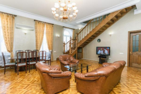 Three bedroom 7 Zhylyanska St Olympic stadium